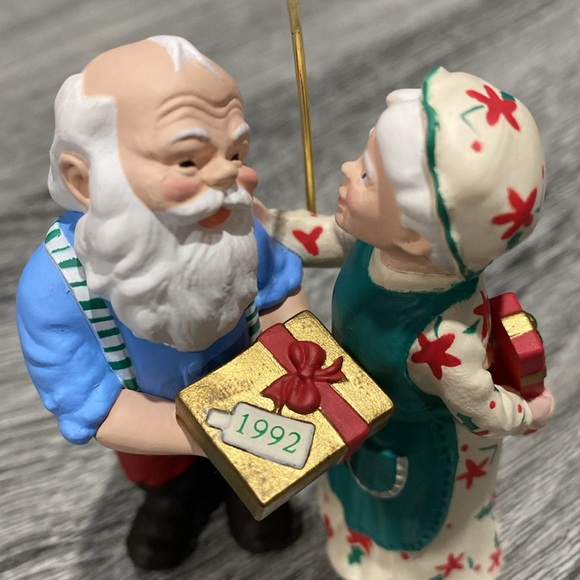 Hallmark | Mr. and Mrs. Claus: Gift Exchange (1992) - Vintage Keepsake Ornament - Picture 15 of 16